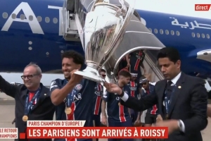 凯旋归来！巴黎携大耳朵杯抵达法国首都，纳赛尔&amp;马队高举奖杯